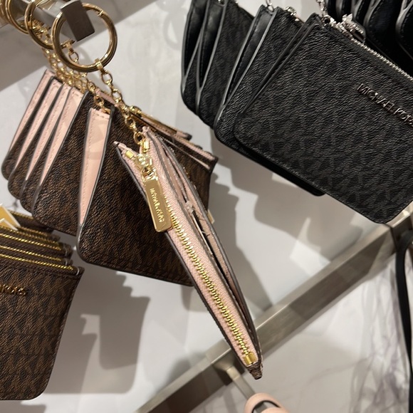 MICHAEL KORS SMALL TOP ZIP COINPOUCH With ID
Powder Blush - Picture 8 of 16